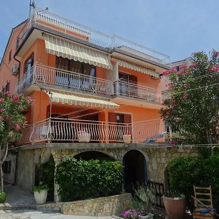 860b Apartment